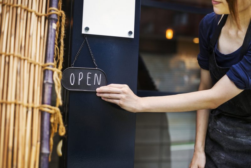 従業員がお店をオープンしている様子